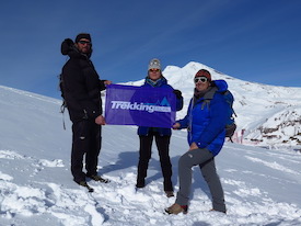 команда Trekking Club на фоне Эльбруса, после восхождения