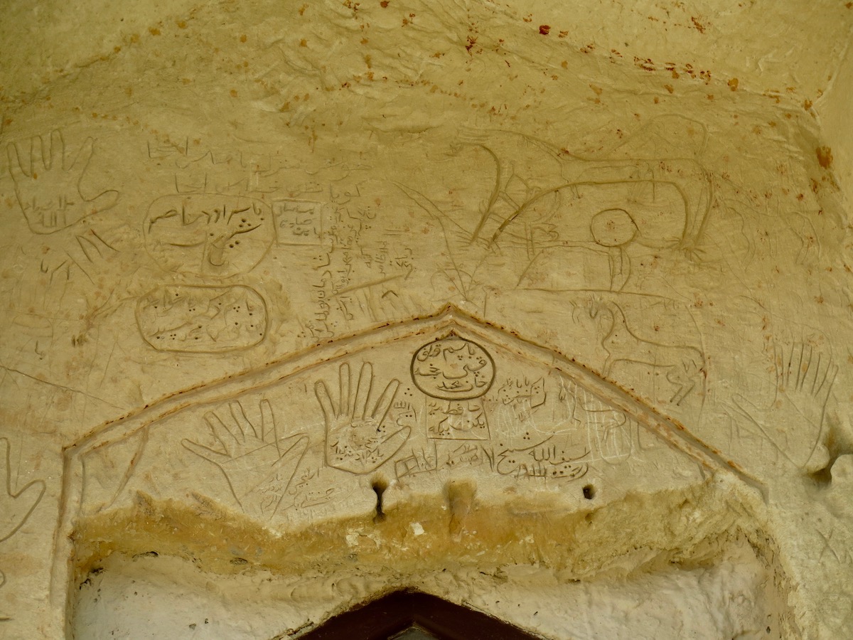 росписи на камне в мечети Шакпак Ата